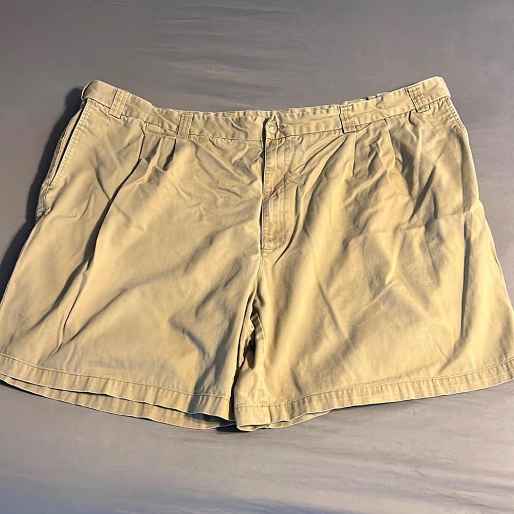 Men’s khaki shorts